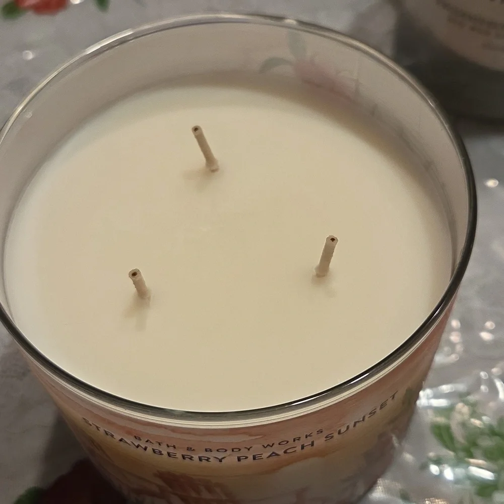 Nwt Bath & Body Works Strawberry Peach Sunset Candle - Picture 5 of 5